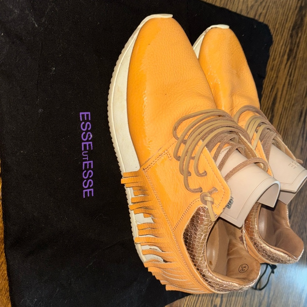 Barely worn orange Esseutesse’s. Look almost good as new!